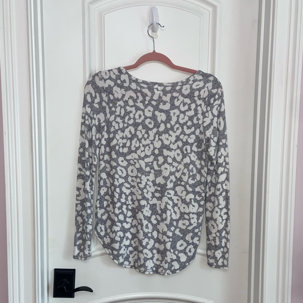 OLD NAVY  Gray and White Cheetah Print Shirt. 🐆